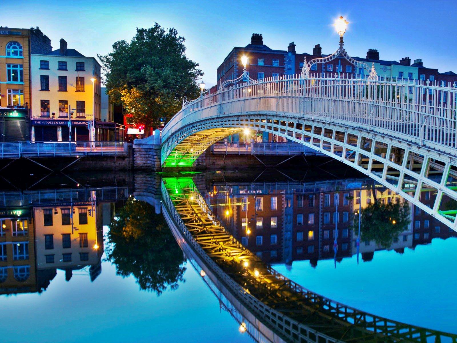 Dublin bridge at dusk