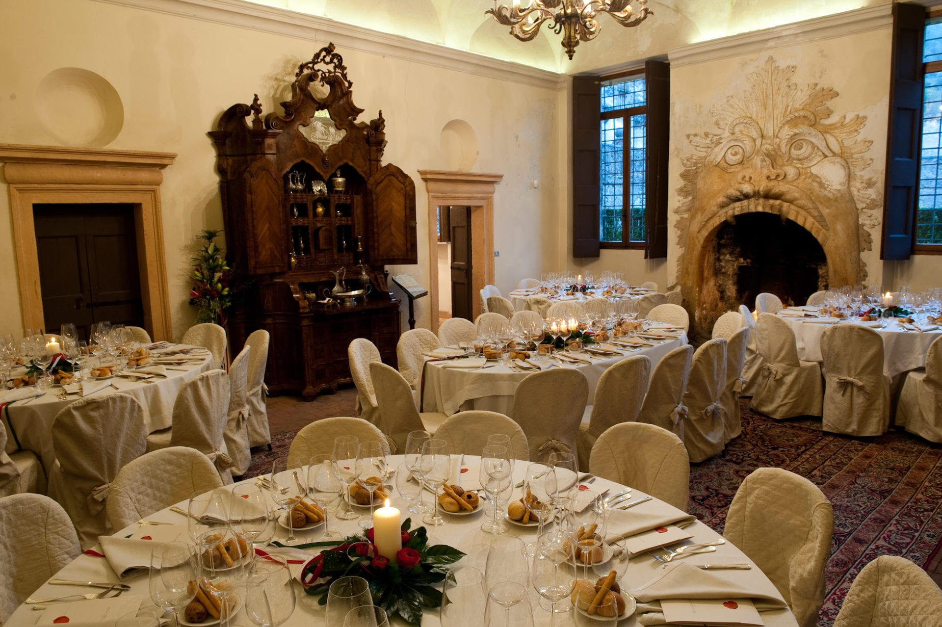dining room at Villa della Torre