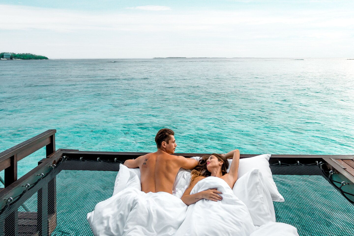 Тур на двоих июль. Свадебное путешествие на Мальдивы. Романтичное место. Мальдивы романтика. Пара на Мальдивах.