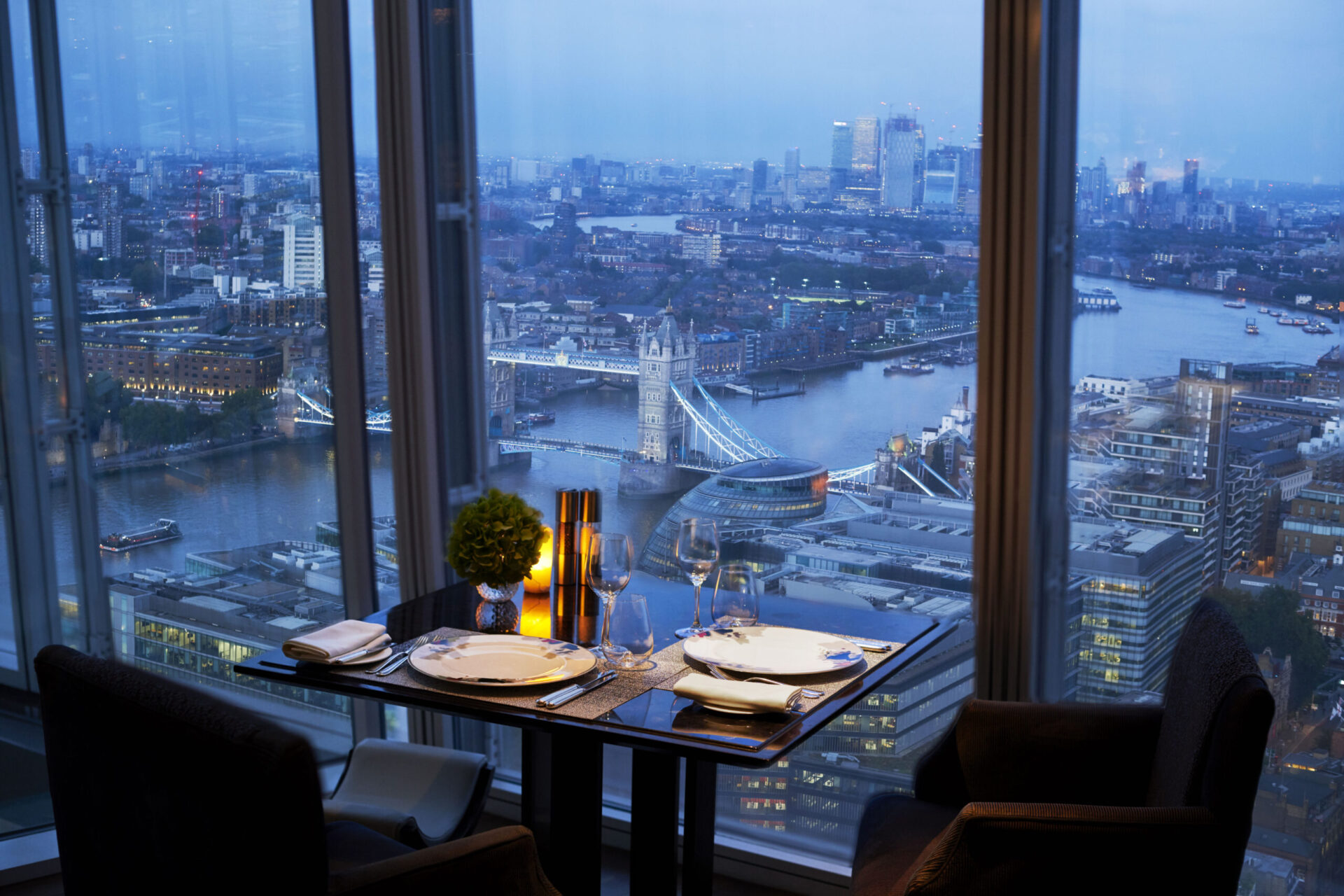 shangri la hotel at the shard london ting restaurant table overlooking tower bridge