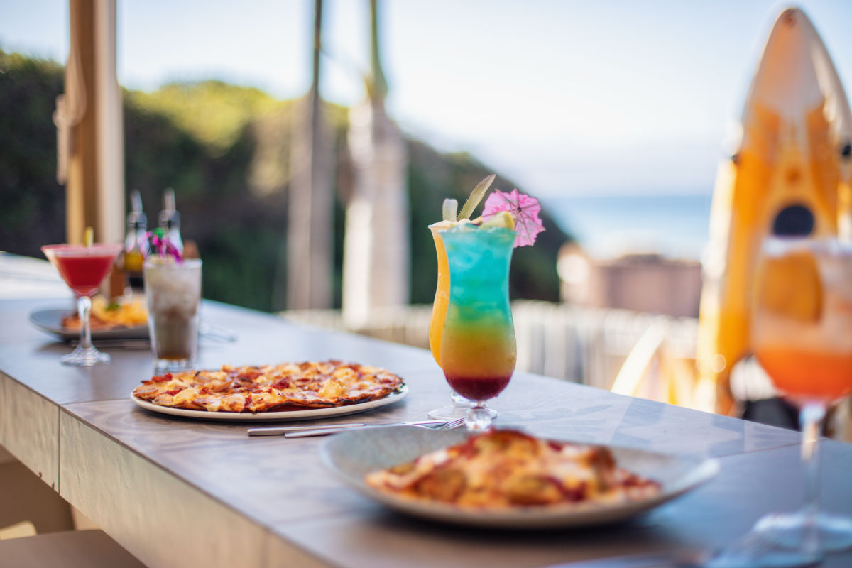 Pizza and cocktails overlooking the beach 