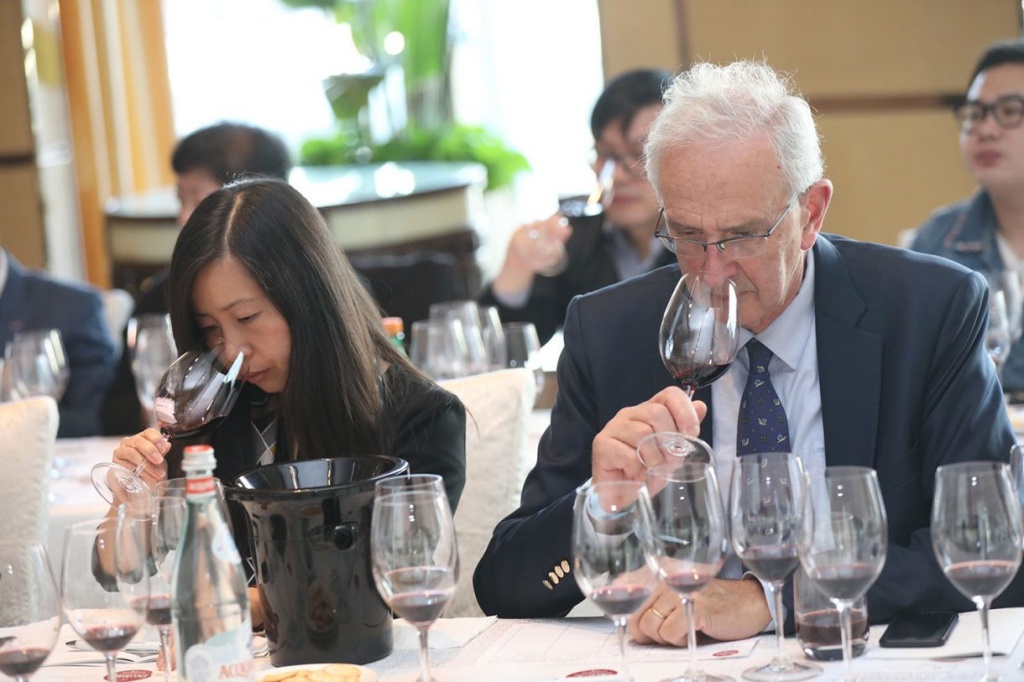 Excitable Novies and Expert Sommeliers alike join in the masterclasses of Decanter Fine Wine Encounter